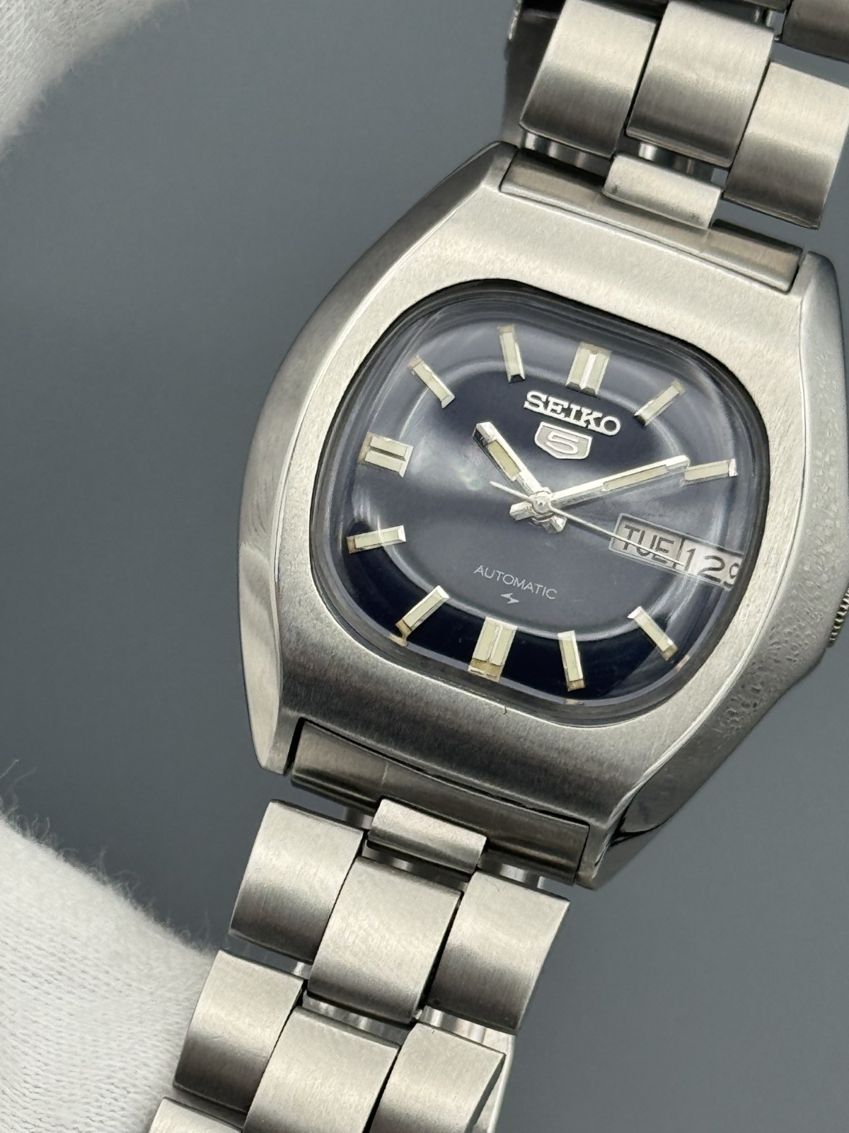 TV Shape Vintage Seiko 5 Automatic Black Dial Day/Date Men’s Wrist Watch Japan