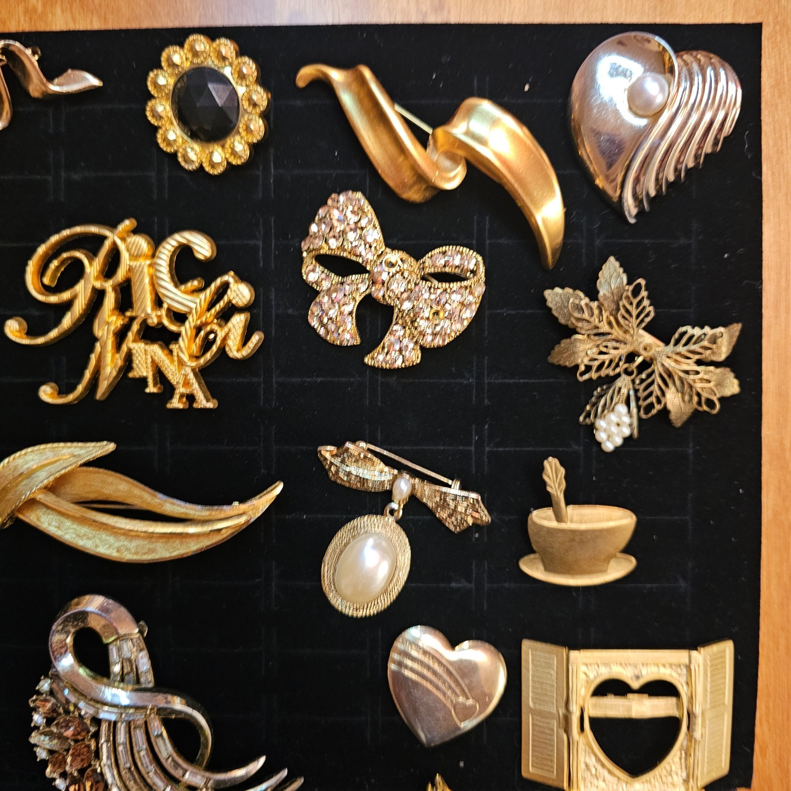 Vintage Brooch Pins Lot 30 Unbranded/Trifari/Dubarry/Ricci/J. Lee/Boucher B84