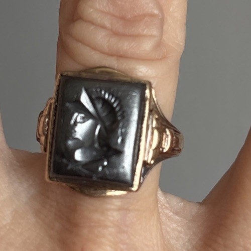 Vintage 10k Yellow Gold Soldier Carved Hematite Ring – sz 8 – 5.59 G