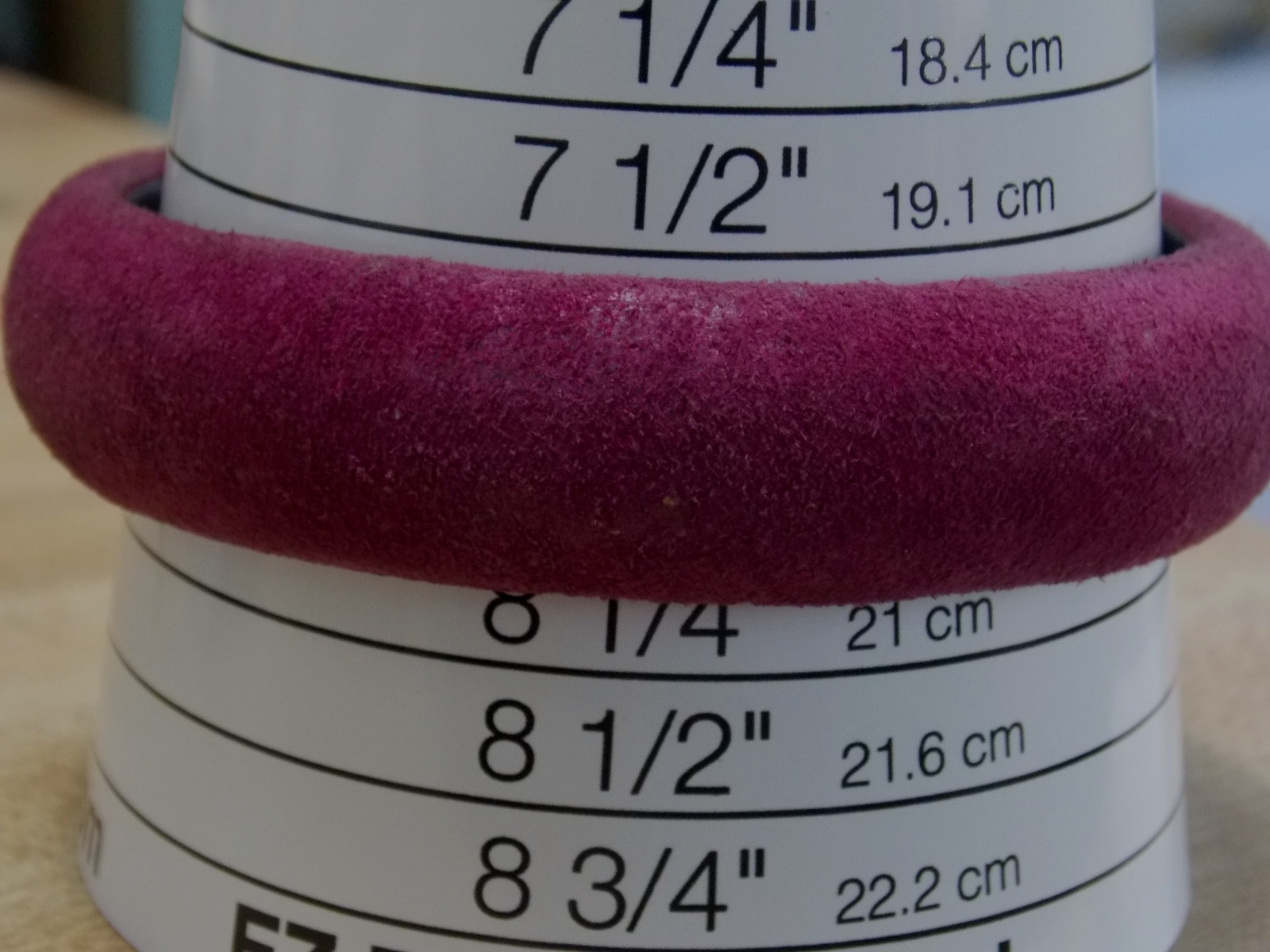 OTTO GLANZ MADE IN ENGLAND BURGUNDY SUEDE LEATHER BANGLE BRACELET Size 8 Vintage