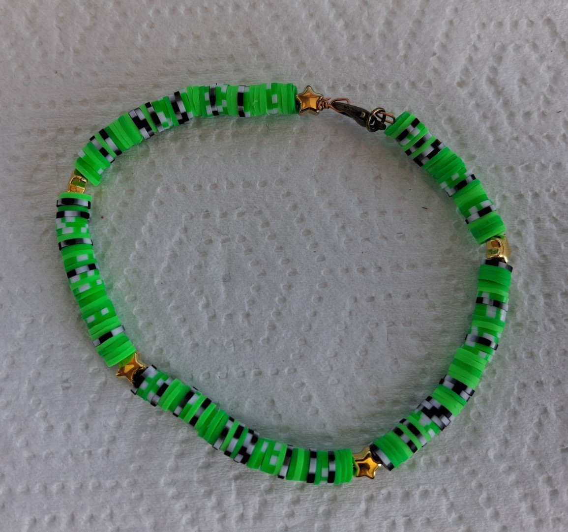 Green Black White Plastic Beaded Bracelet with Lobster Clasp Closure, No Stone