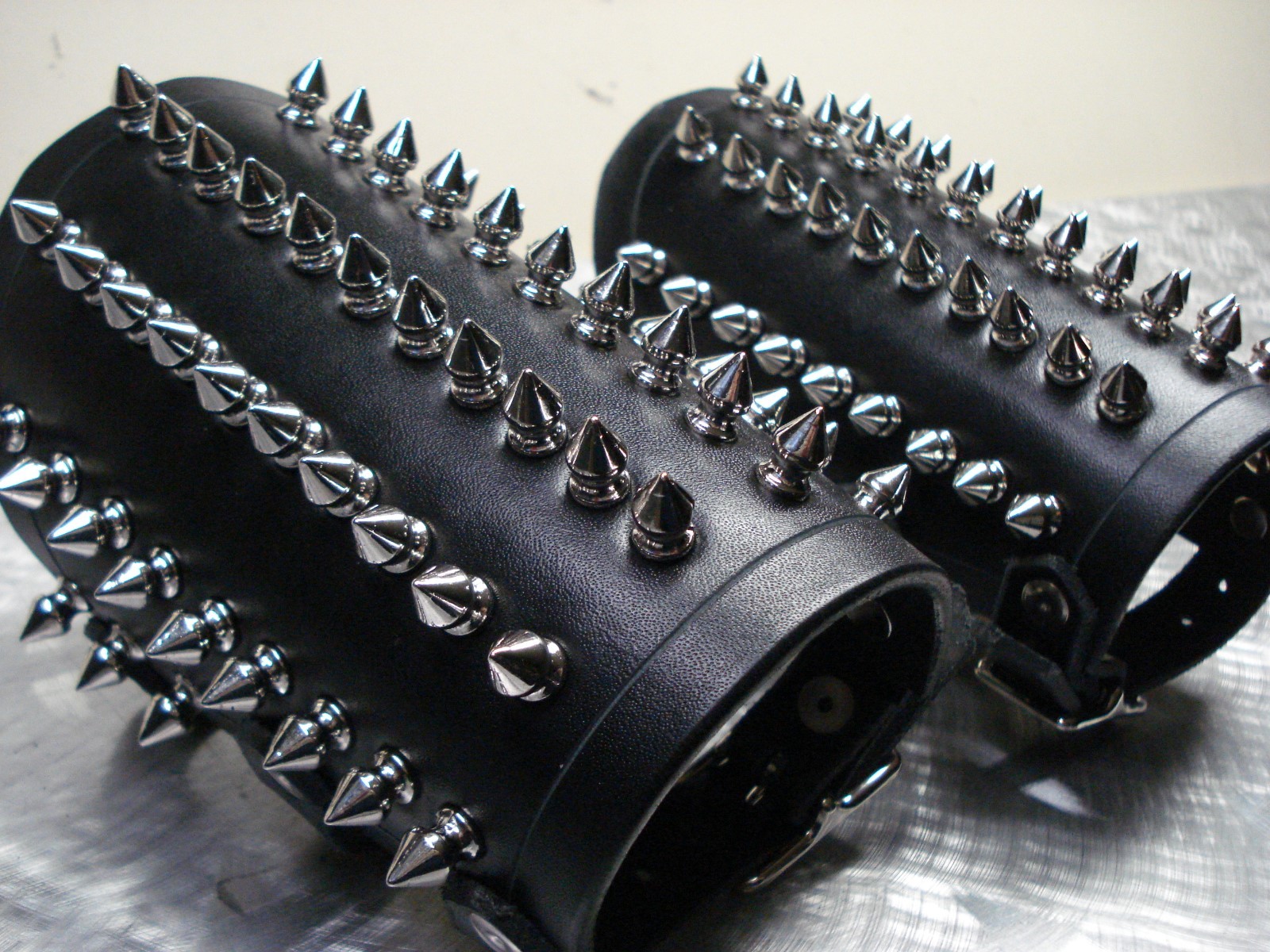 BLACK SPIKE LEATHER GAUNTLET. BLACK DEATH (MDLG0002)….. SUSPERIA