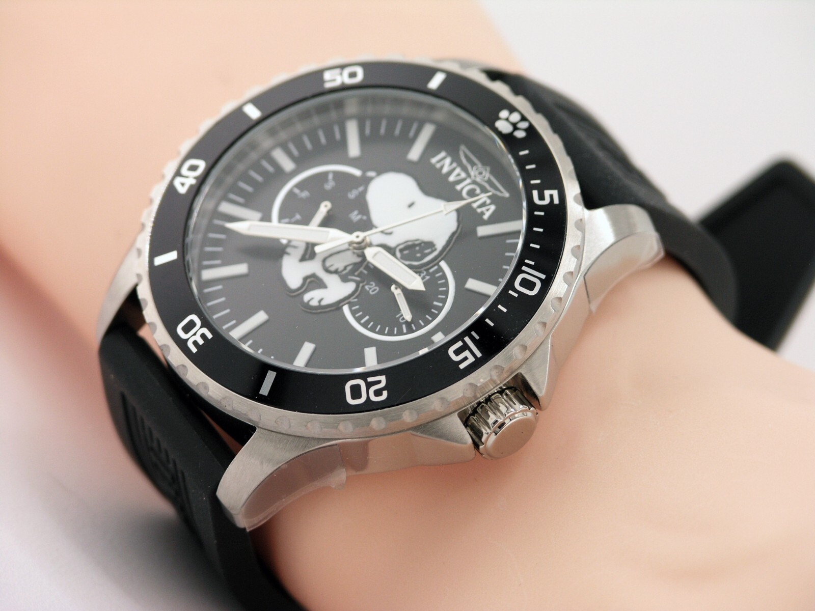 NEW WITH DEFECT INVICTA 38644 PEANUTS WATCH SNOOPY LIMITED BLACK DIAL 48MM