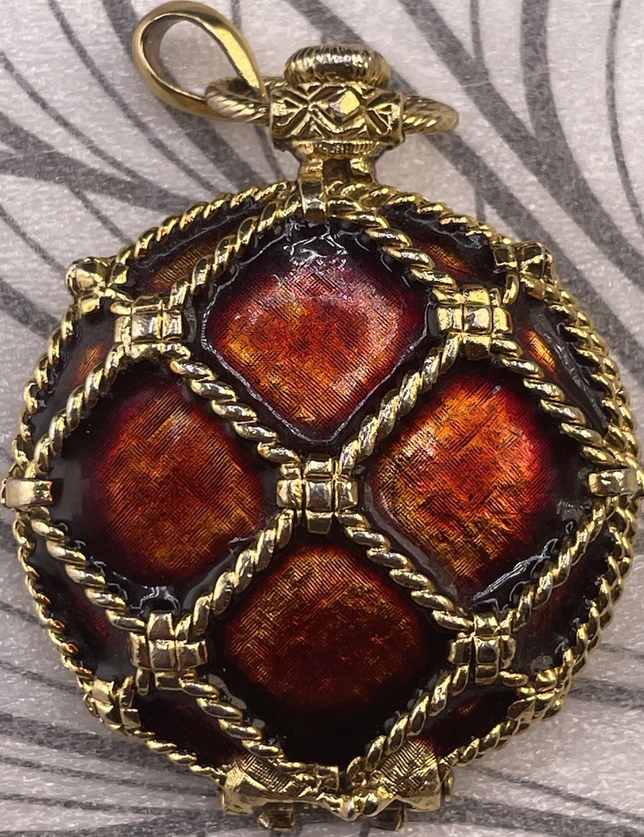 Vintage Ladies Gold Tone Lip Balm Hinged Pocket Watch Compact Jewelry Pendant