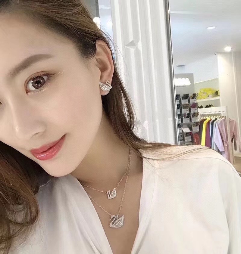 Swarovski Swan Pearl Crystal Stud Earrings Silver Tone White New With Box Gift.