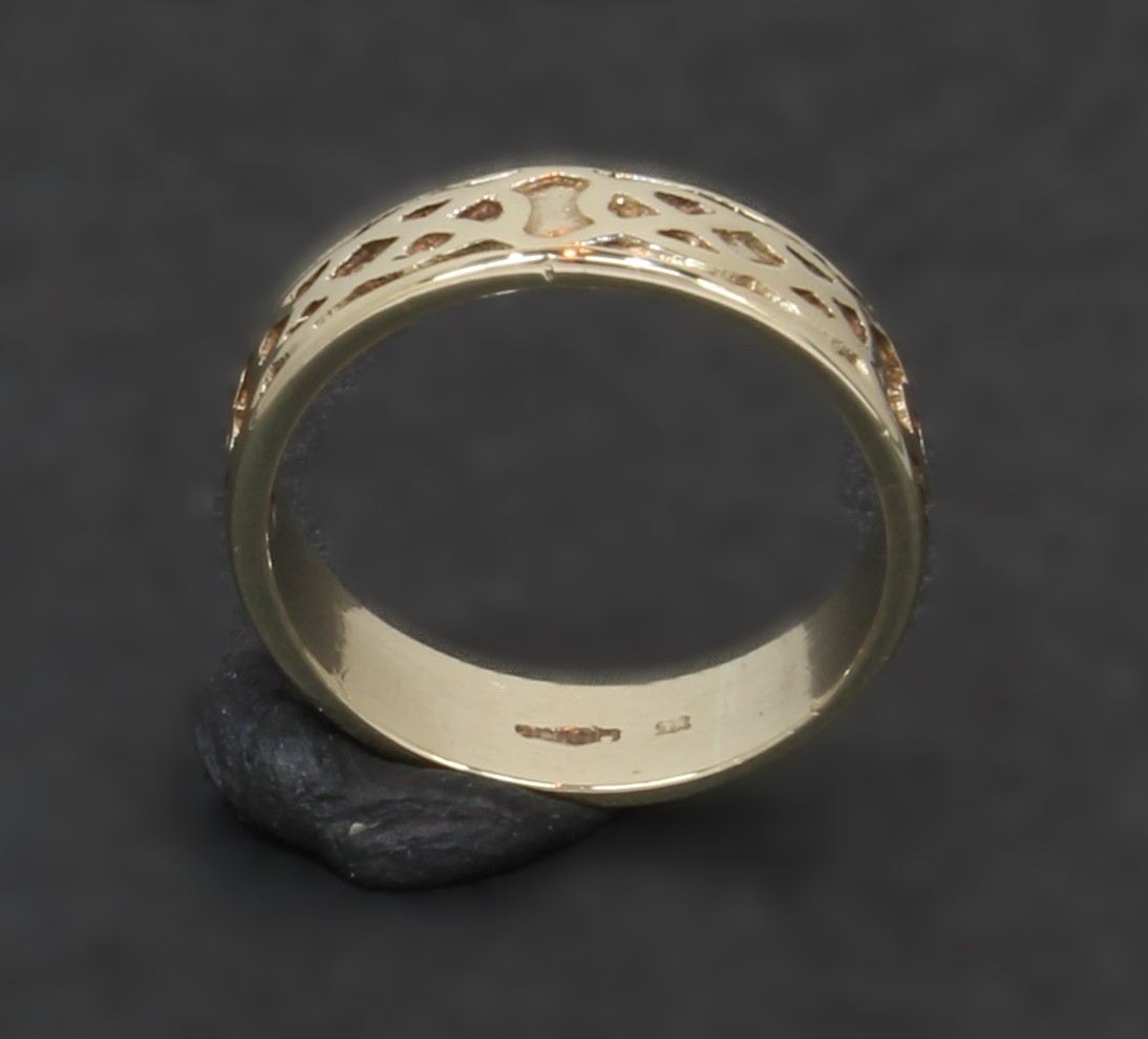 9 Carat Yellow Gold Celtic Band Ring 4.2mm Size G 1/2 (80.26.222)