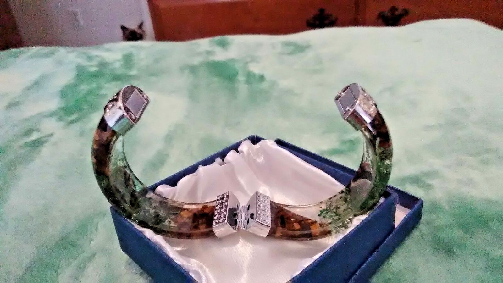 Bold South African Tigers Eye Chips Lucite Silver Tone Bangle (8 in) 100.00 cts