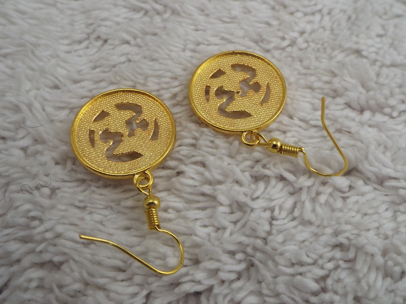 Goldtone Zodiac Pisces Fish Pierced Earrings (B43)