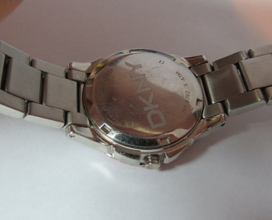 NICE WOMENS DKNY QUARTZ SPORT 5 ATM PINK BEZEL WATCH FRESH BATTERY RUN’S,
