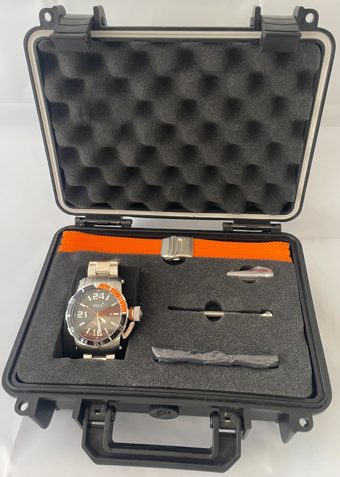 “Max Diver” 5-MAX545, 47mm stainless steel case, black dial, silver strap