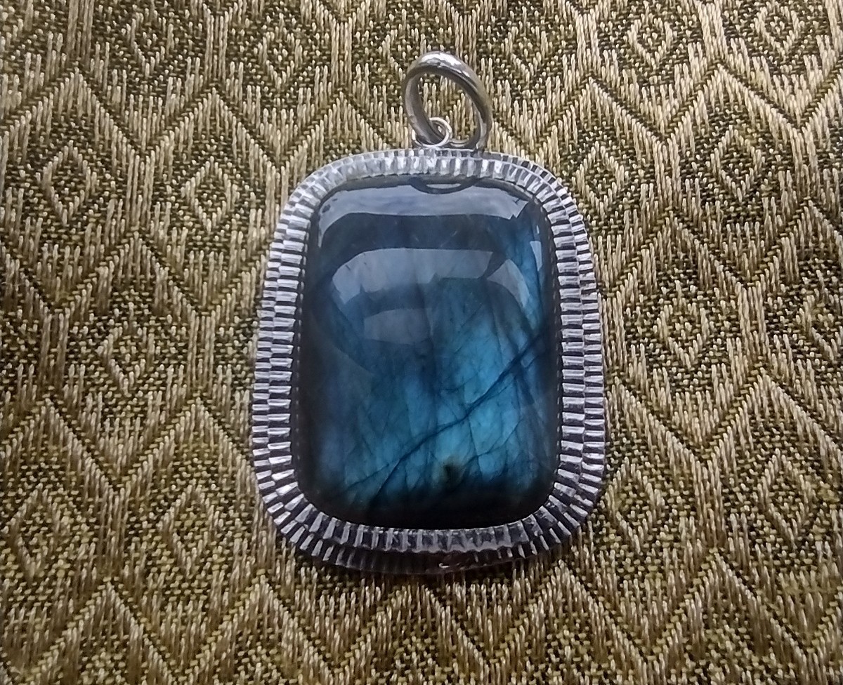Large LABRADORITE PENDANT Signed 14K White Gold Milor – Italy – Bezel – Natural