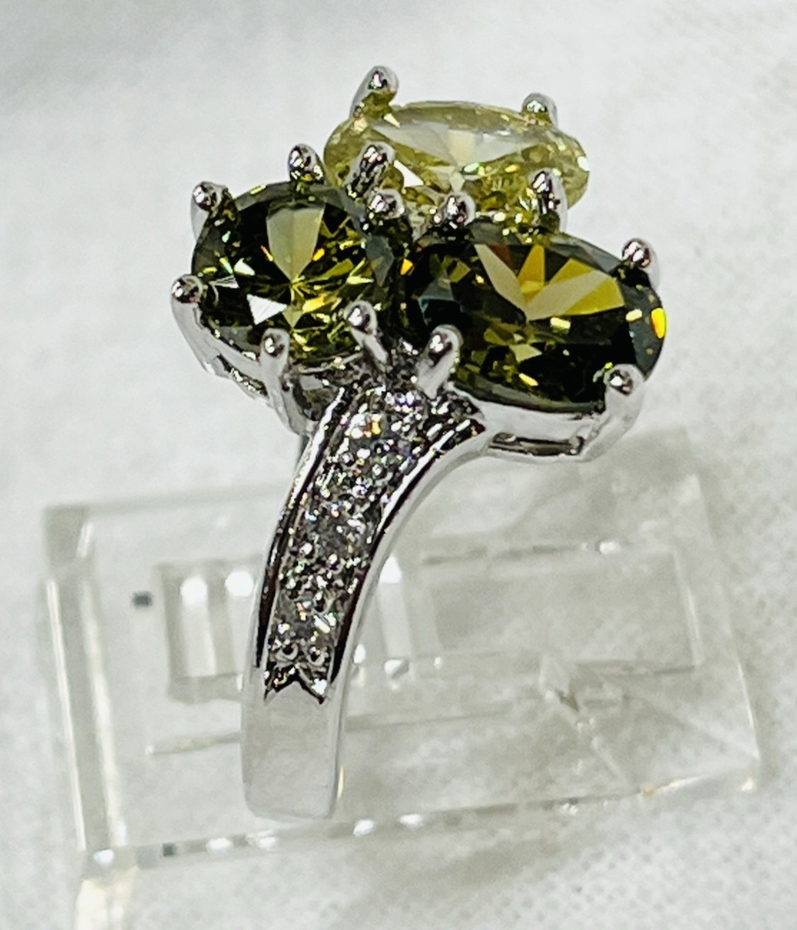 Classy Ladies Ring 3 Stones Different Shades of Green – Rhodium – Cubic Zirconia