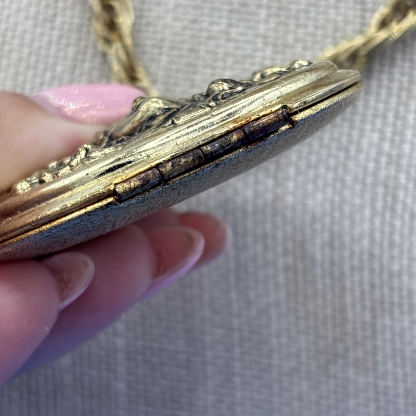 Vintage Whiting Davis Art Nouveau Lady Compact Locket Necklace 30” Gold Tone