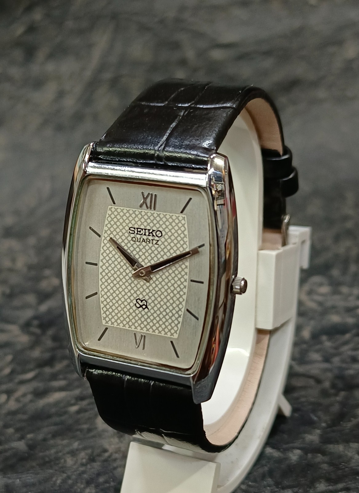 Vintage Seiko Quartz Slim Wristwatch Two Hands Classic Dress Watch Minimal Dial