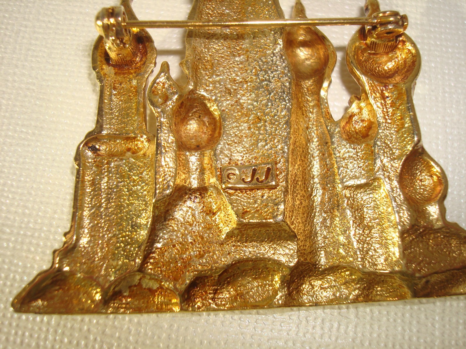 VINTAGE LOT(3) BROOCHES,CHINESE DRAGON,J.J RUSSIAN CATHEDRAL,M/EAST DAGGER PERF.