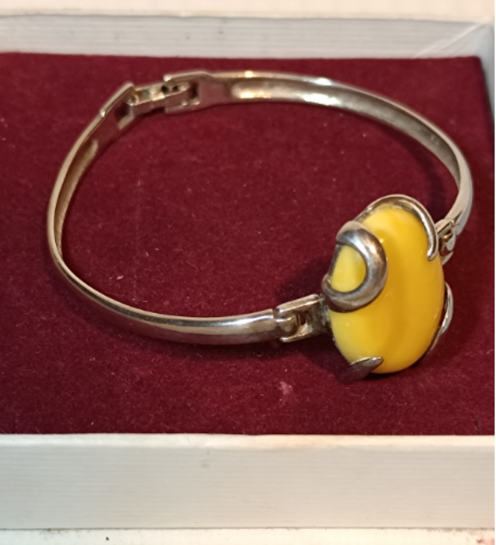 Beautiul Vintage Polish Sterling Silver Gen “Egg Yolk” Baltic Amber Bracelet.