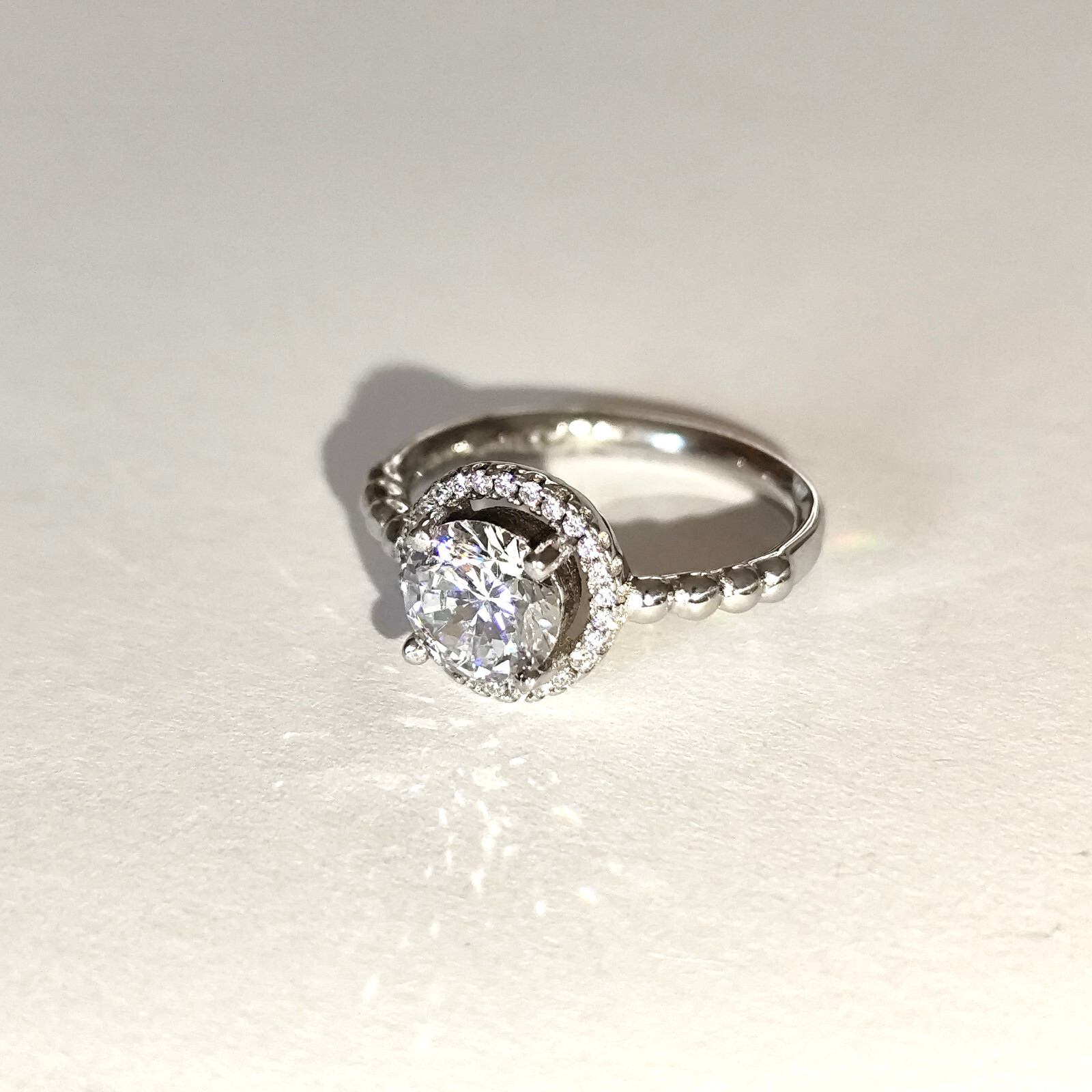 Silver ring size 52 with sparkling crystal in brilliant cut mint condition