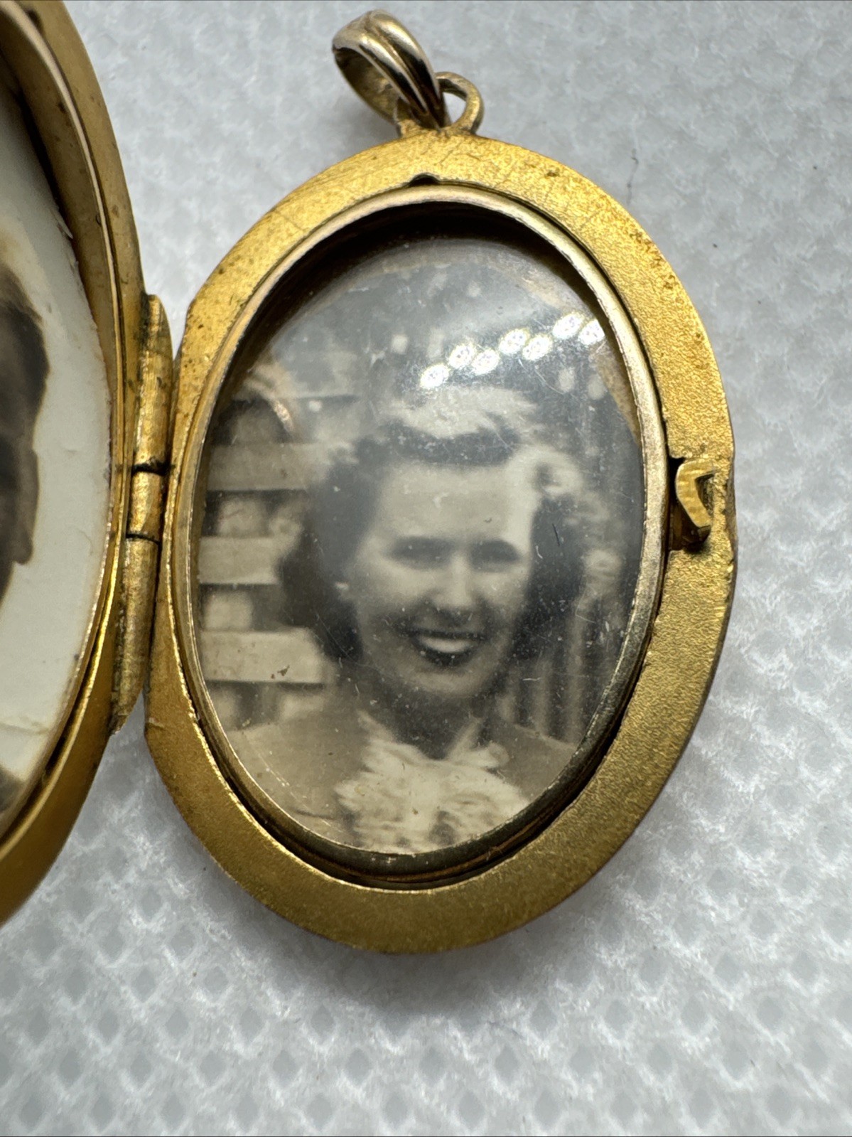 10K Yellow Gold Esemco Vintage Oval Locket Etched w/ Photos 3.17 grams Heirloom