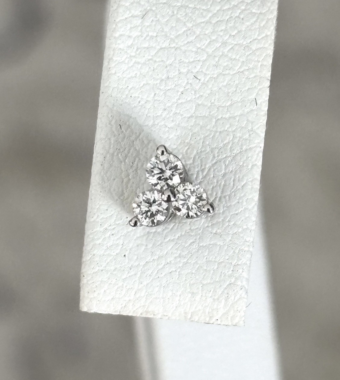 $450 IGI Certified NWT 14K White Gold .30Ct Round 3 Stone Clover Diamond Earring