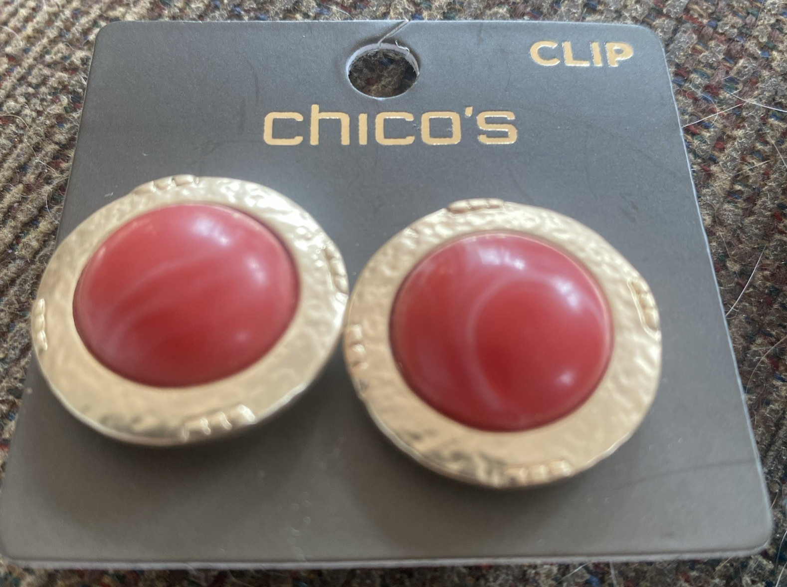 Chico’s Maya Clip Earrings Gold-tone Blood Orange Marbled Cabochon New on Card