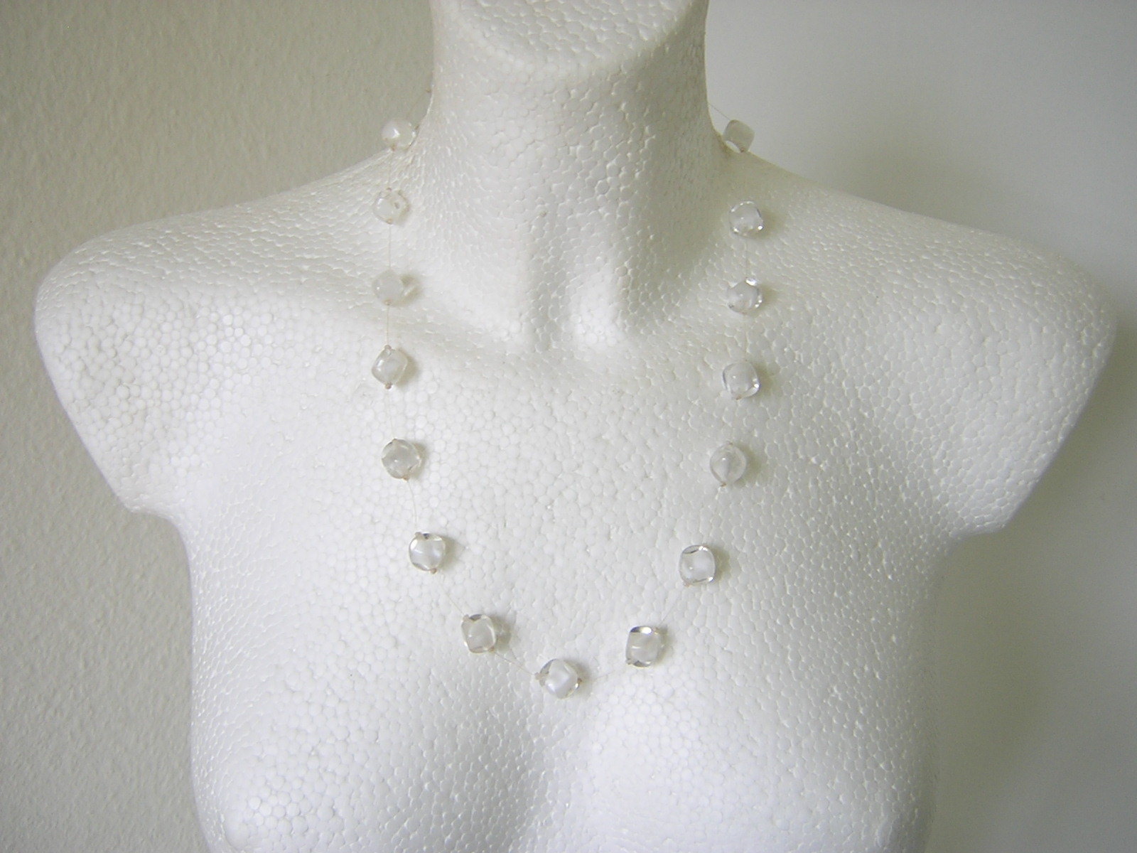 Glass Necklace White Colorless 36.3 G/52 Cm
