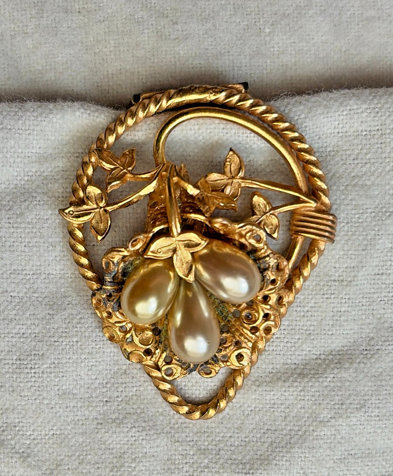 Vintage Unsigned Miriam Haskell GoldTone and Faux Pearl Dress Clip Scarf Clip