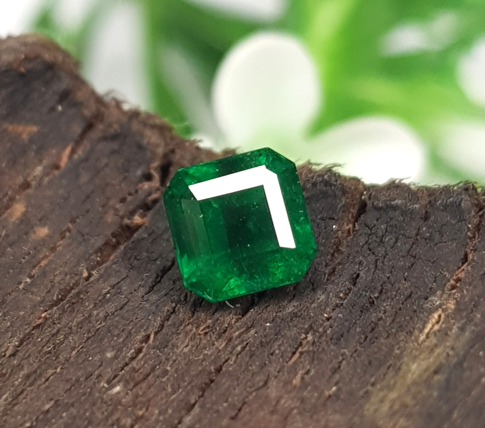 Octagon Zambian Emerald: 0.87 ct Vivid Green Untreated Gemstone