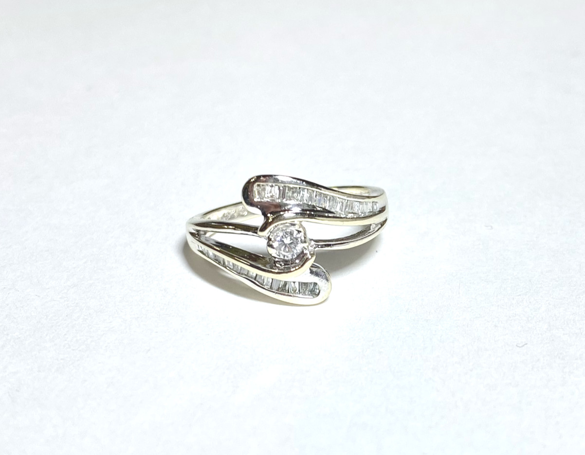 Women’s 10K White Gold Ring with 0.38CT Round and Baguette cut Diamonds (Size 7)