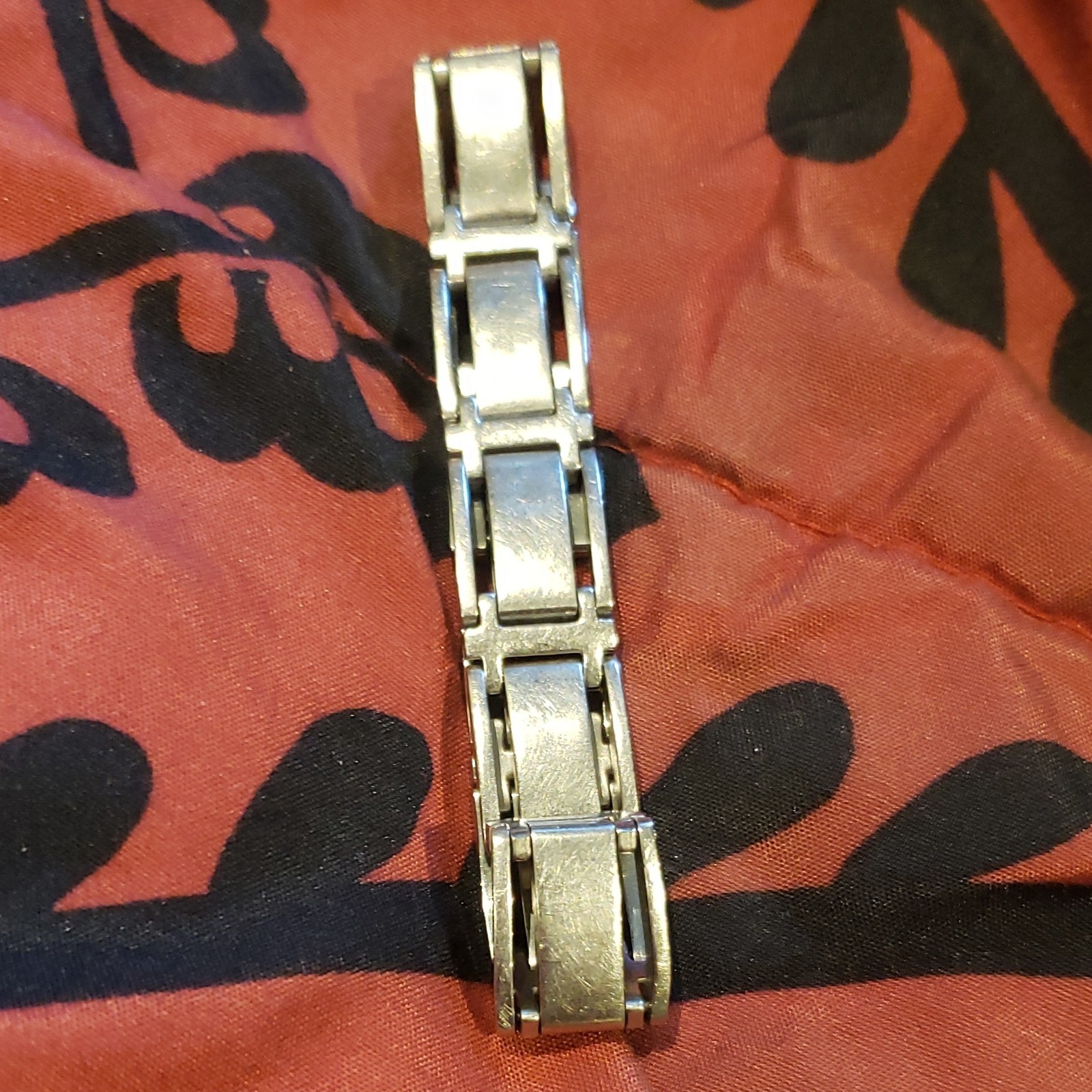 SADUN Signed Silver Tone Metal Link Chain Bracelet Fold-Over Closure