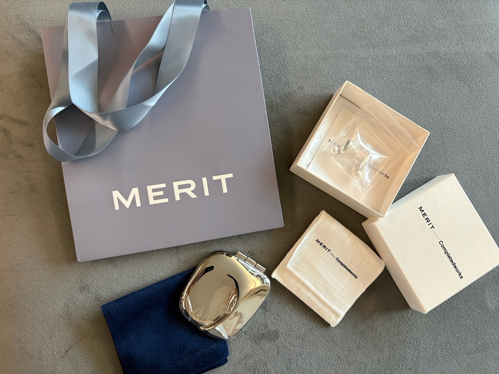 Beautiful Completedworks X merit Silver Gift Set Pearl Earrings + compact Mirror
