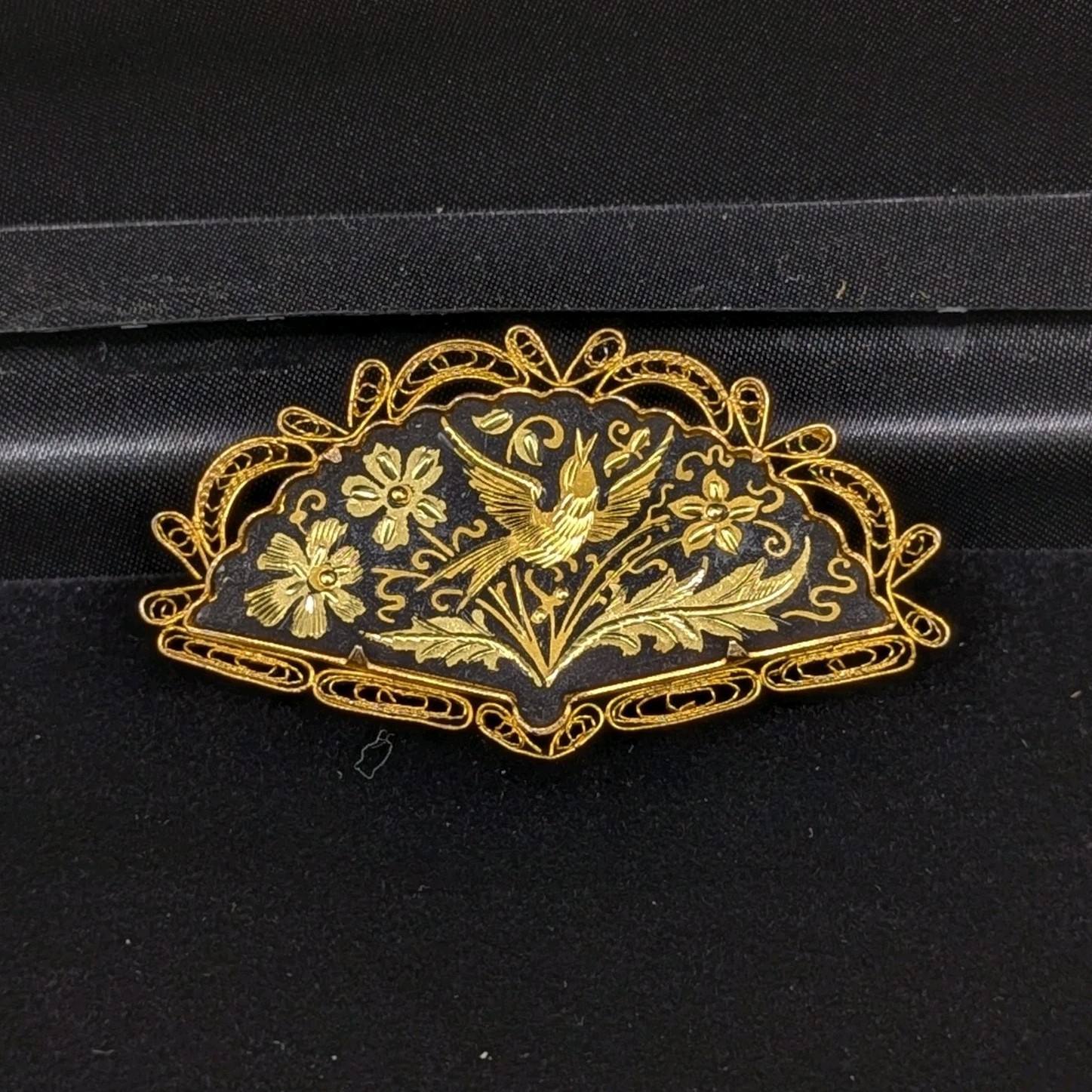 Vintage Spain Damascene Bird Flower Hand Fan Black Enamel Gold Inlaid Brooch Pin