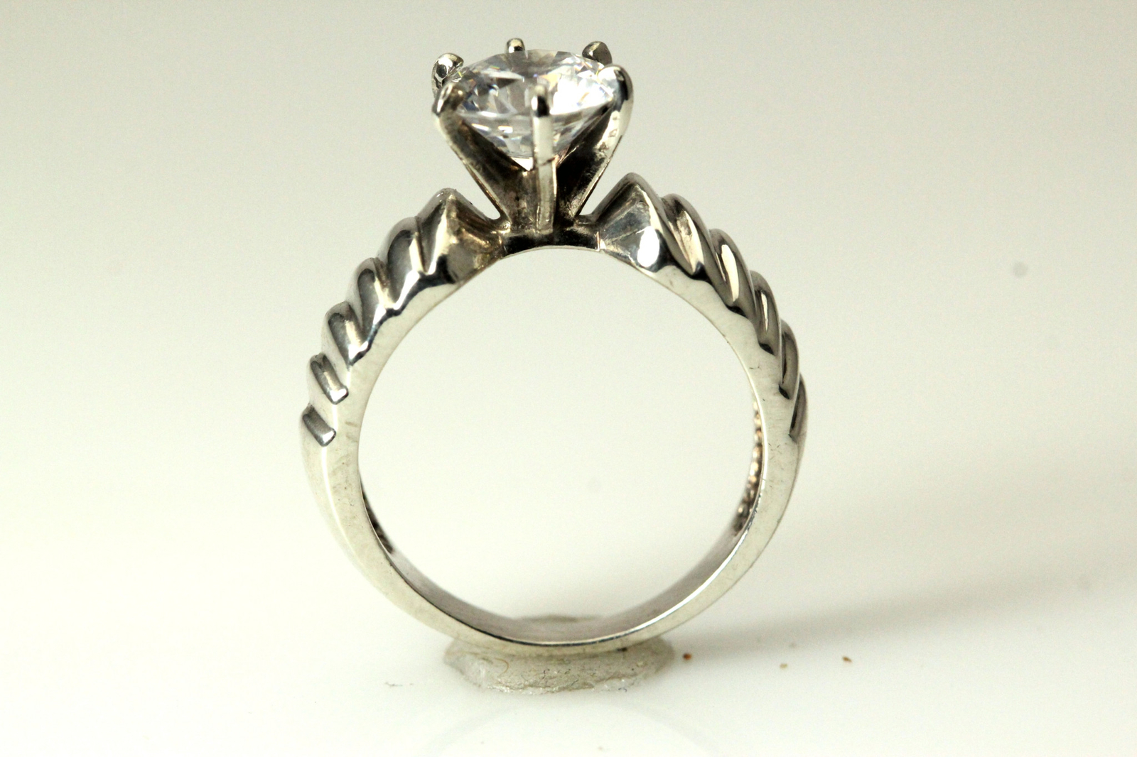925 Sterling Silver Size 7 Ribbed Band w/ Cubic Zirconia’s Ring 6.2 G (RIN6658)