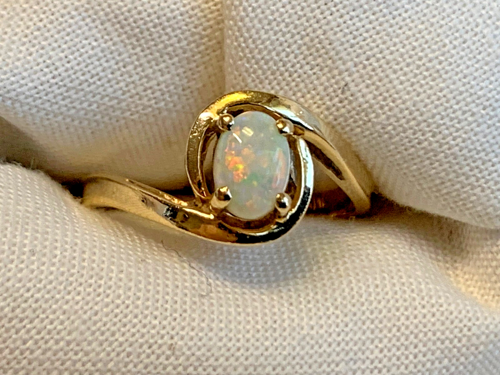 14K Yellow Gold Ring 1.95g Fine Jewelry Size 5 Band Opal Look Stone *READ*