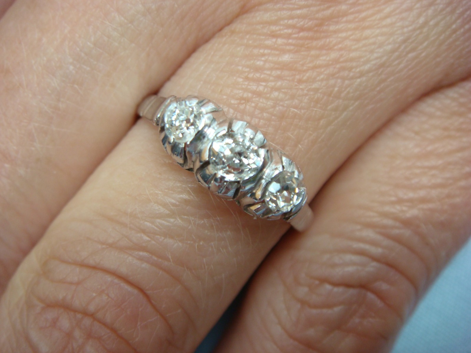 ANTIQUE 18 KT GOLD 3 OLD MINE CUT DIAMONDS SMALL ART-DECO LADIES RING.2.4 GRAMS