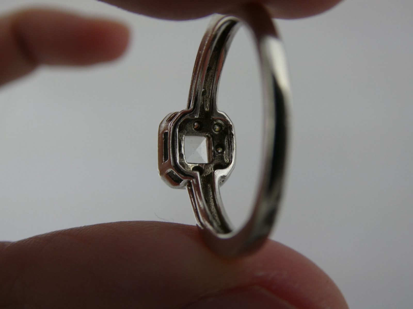 AVON Sterling Silver Aquamarine and Crystal Halo Setting Ring 3.2 Grams Size 7