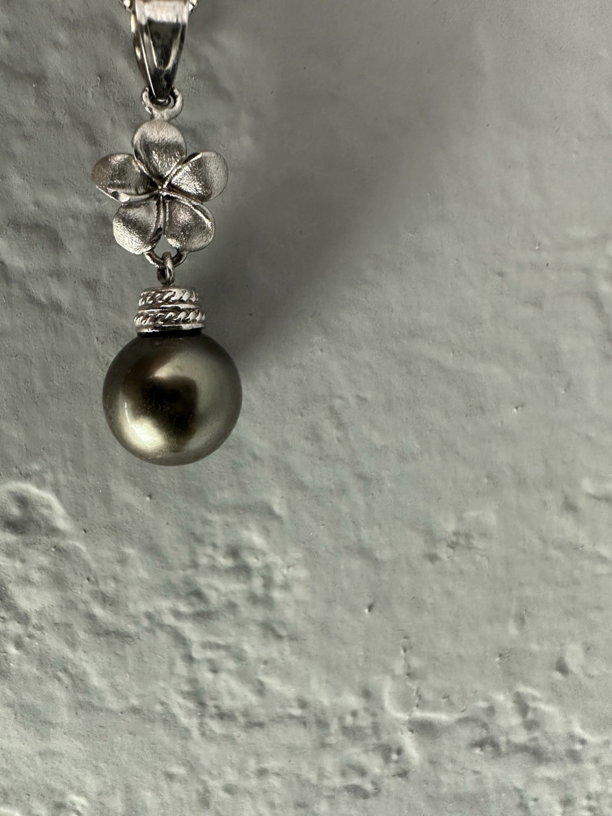 14K white gold plumeria 9mm Tahitian black pearl pendant 1.95g