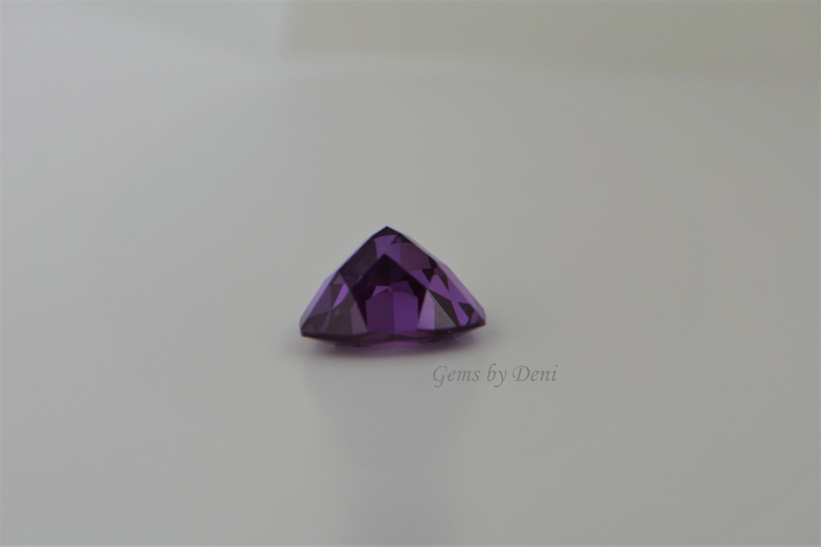 Lab-Created Alexandrite Trillion Shape Corundum (3x3mm-16x16mm)