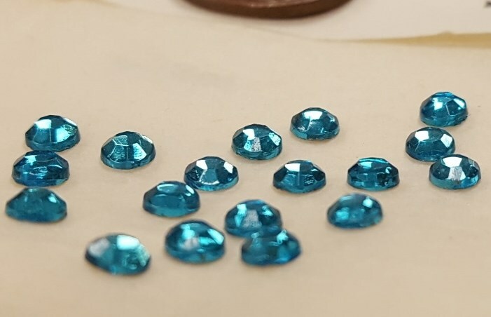 36 VINTAGE WEST GERMAN GLASS AQUA 16ss. ROUND TABLE TOP FACETED CABOCHONS 4478