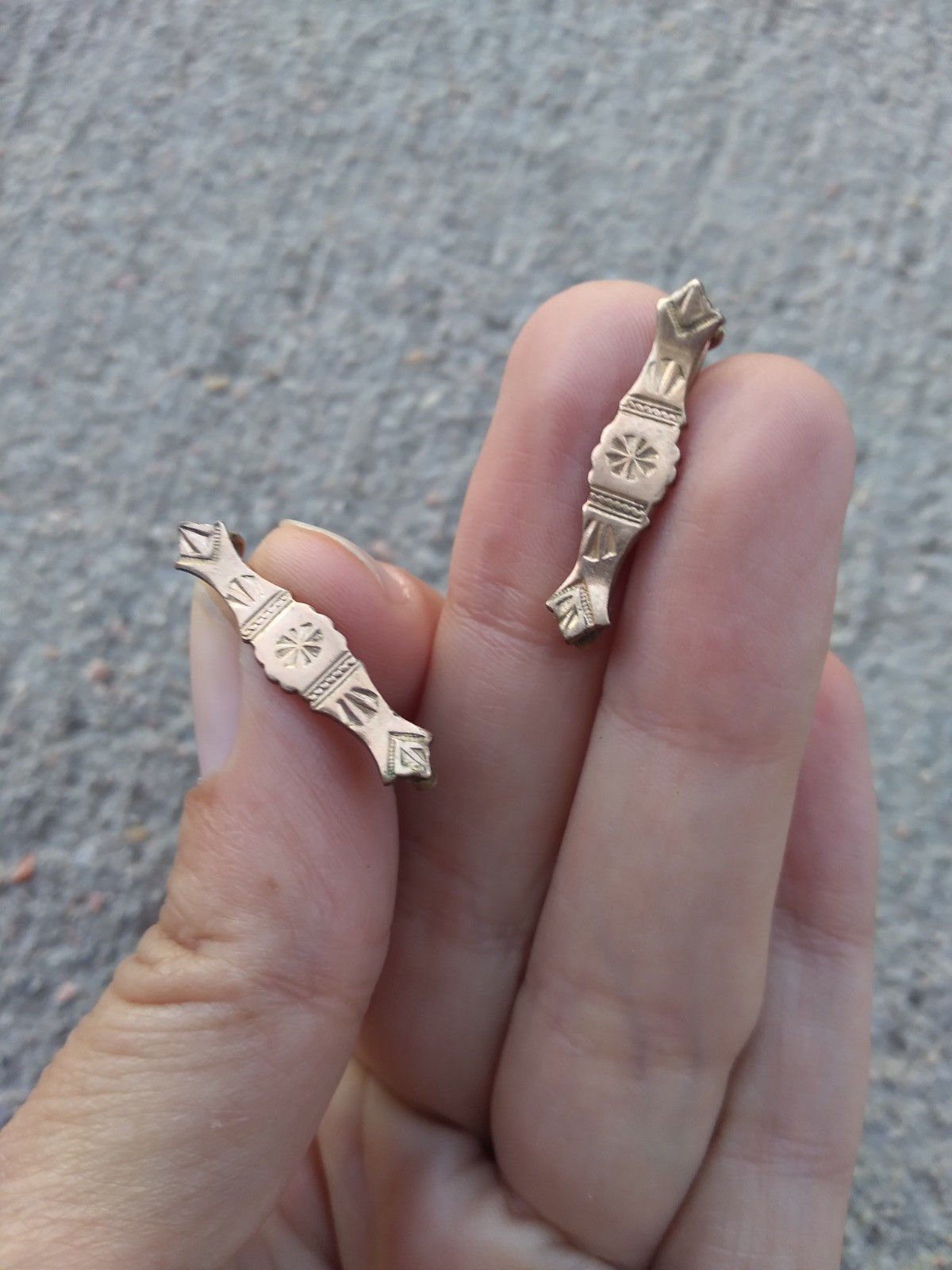 Antique Brooch C Clasp Pin 1in Gold Tone x 2 Etched