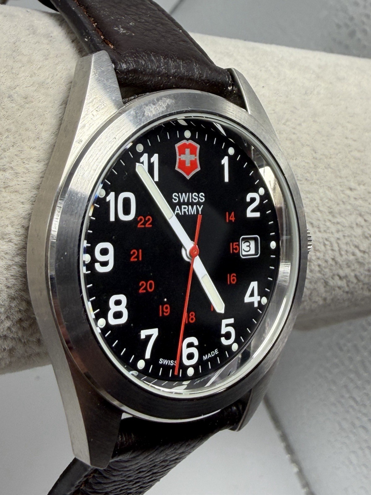 Victorinox Swiss Army Garrison 241083 New Battery 40MM 8.5″ Leather Band
