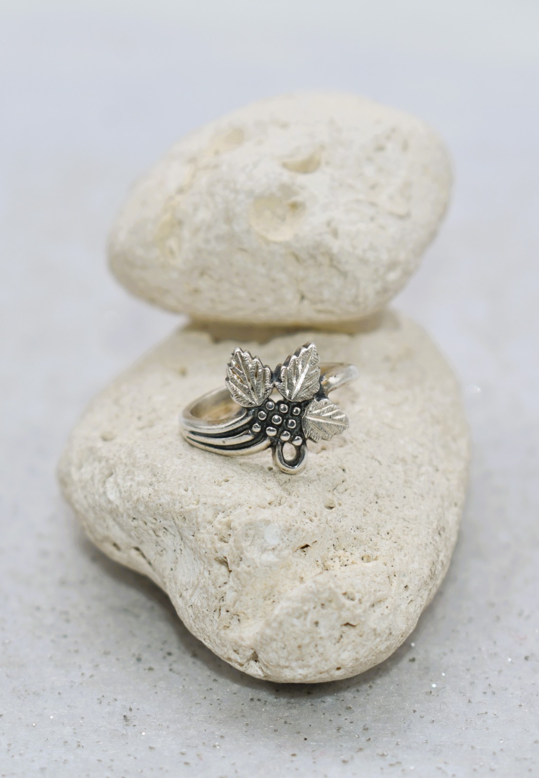 Wheeler Manufacturing Sterling Silver Leaves & Grape Vine Ring Size 6