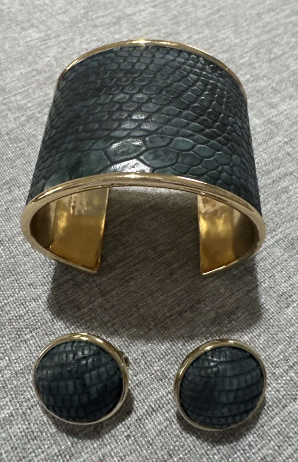 Vintage Green Snake Skin leather Goldtone cuff Bracelet Matching Earrings Set