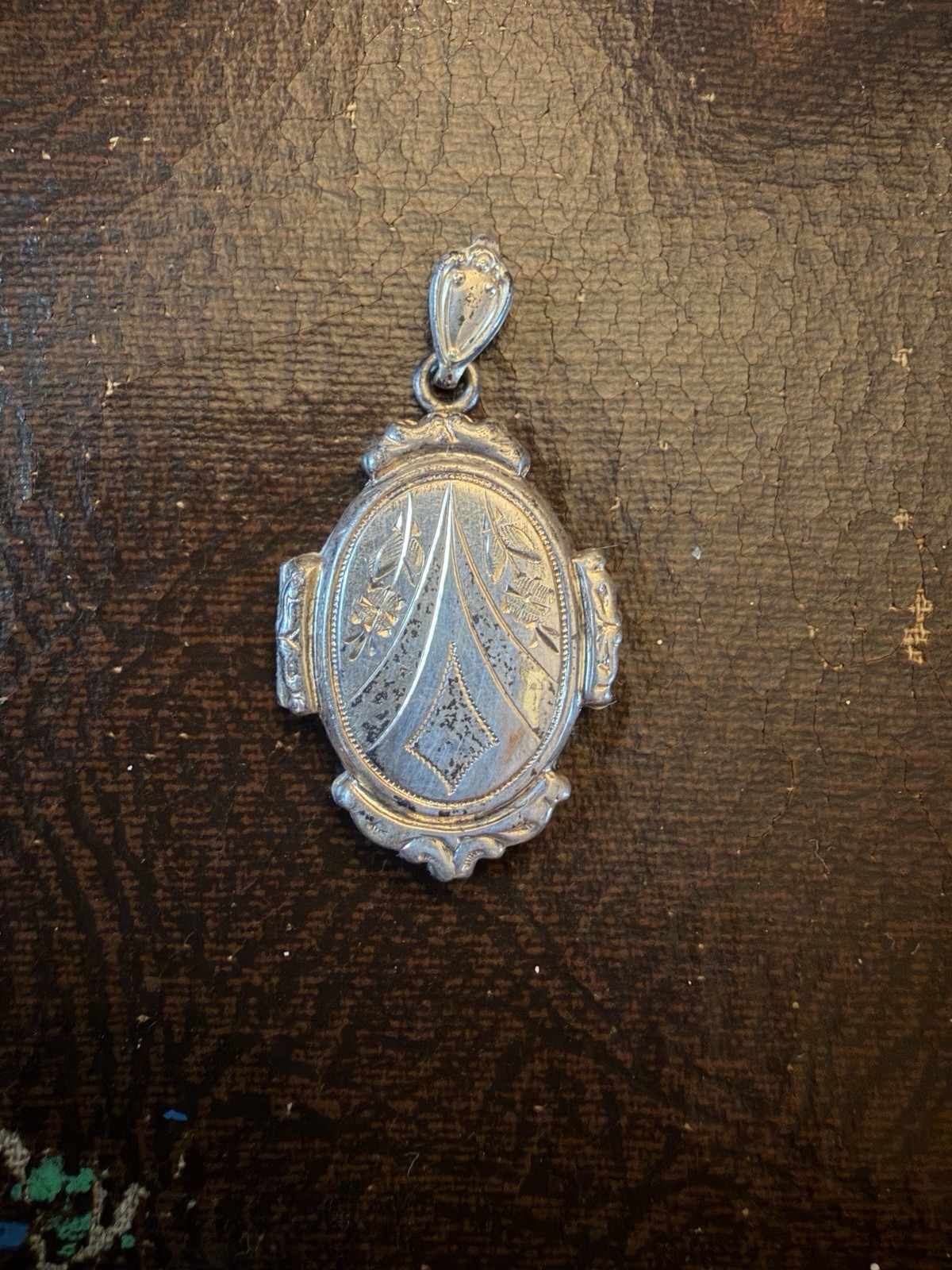 Antique Sterling Silver Locket By Bliss Brothers Co. c.1905–1925 Etched