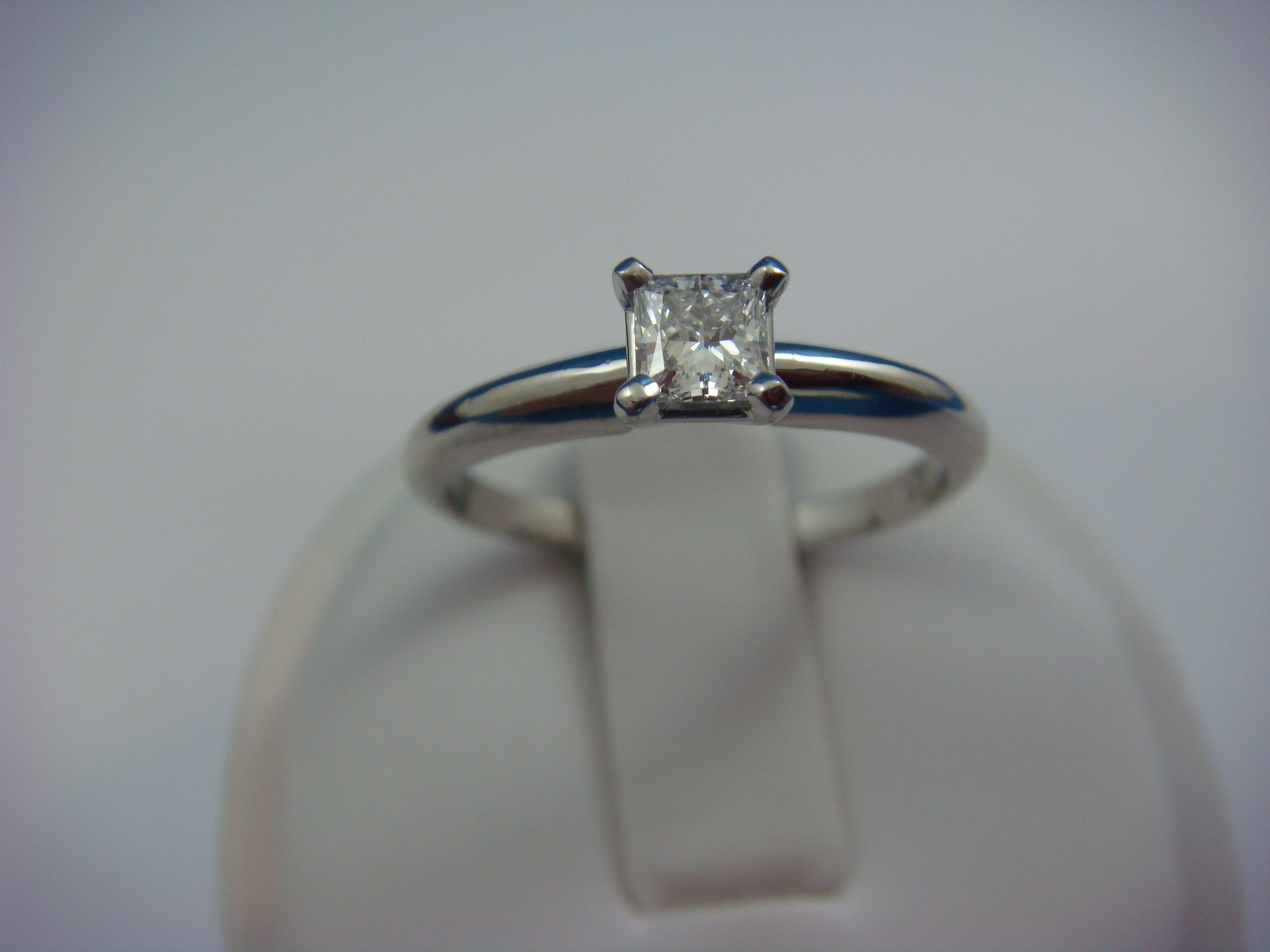 GIA VVS2 E-COLOR 0.27CT PRINCESS CUT CLASSIC ENGAGEMENT RING IN PLATINUM SETTING
