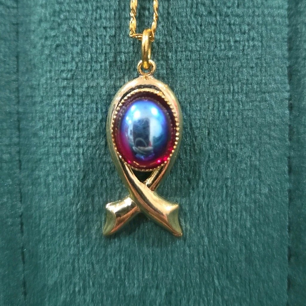 Unworn Vintage Gold Tone Ribbon Red Rhinestone 22x11mm Pendant 49cm Chain