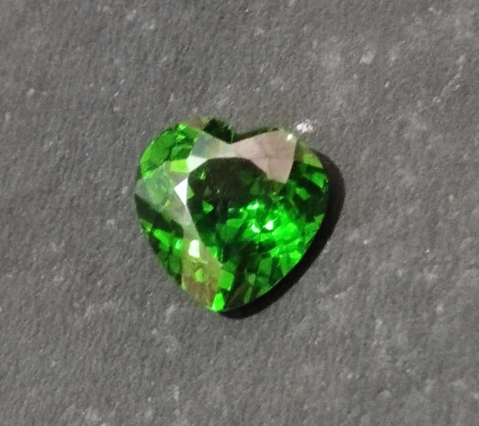 25.20Ct Certified Exquisite Ceylon Green Sapphire Heart Shape Loose Gemstone