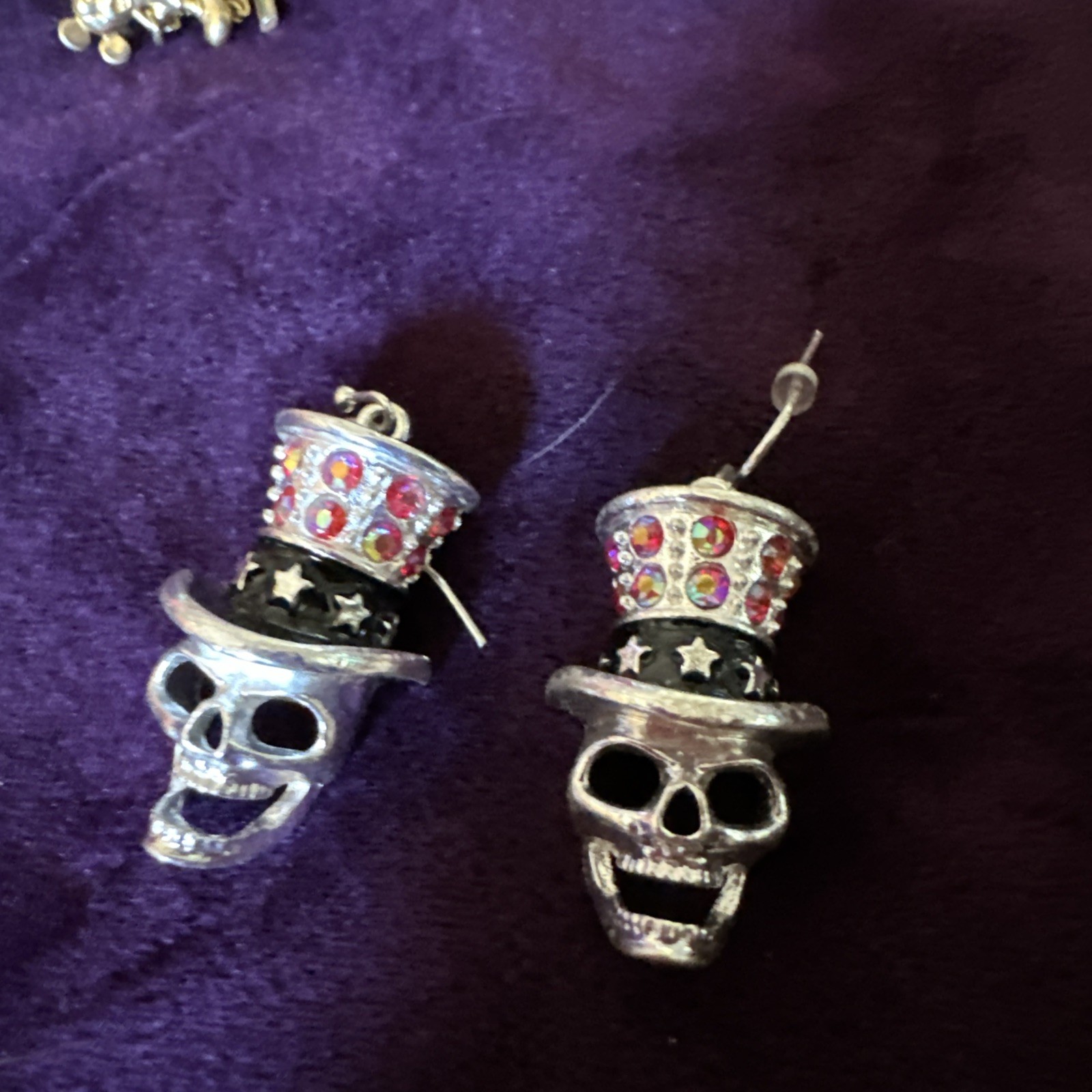 UNIQUE~SILVER TONE METAL SKULL W/ HAT STARS & CRYSTAL/RHINESTONE EARRINGS