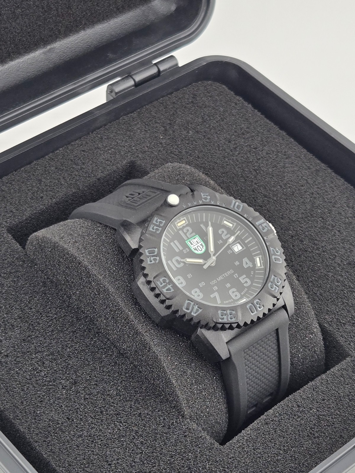 LUMINOX Sea Lion Men’s CARBONOX Black Dial Rubber Strap Watch – X2.2072 NEW