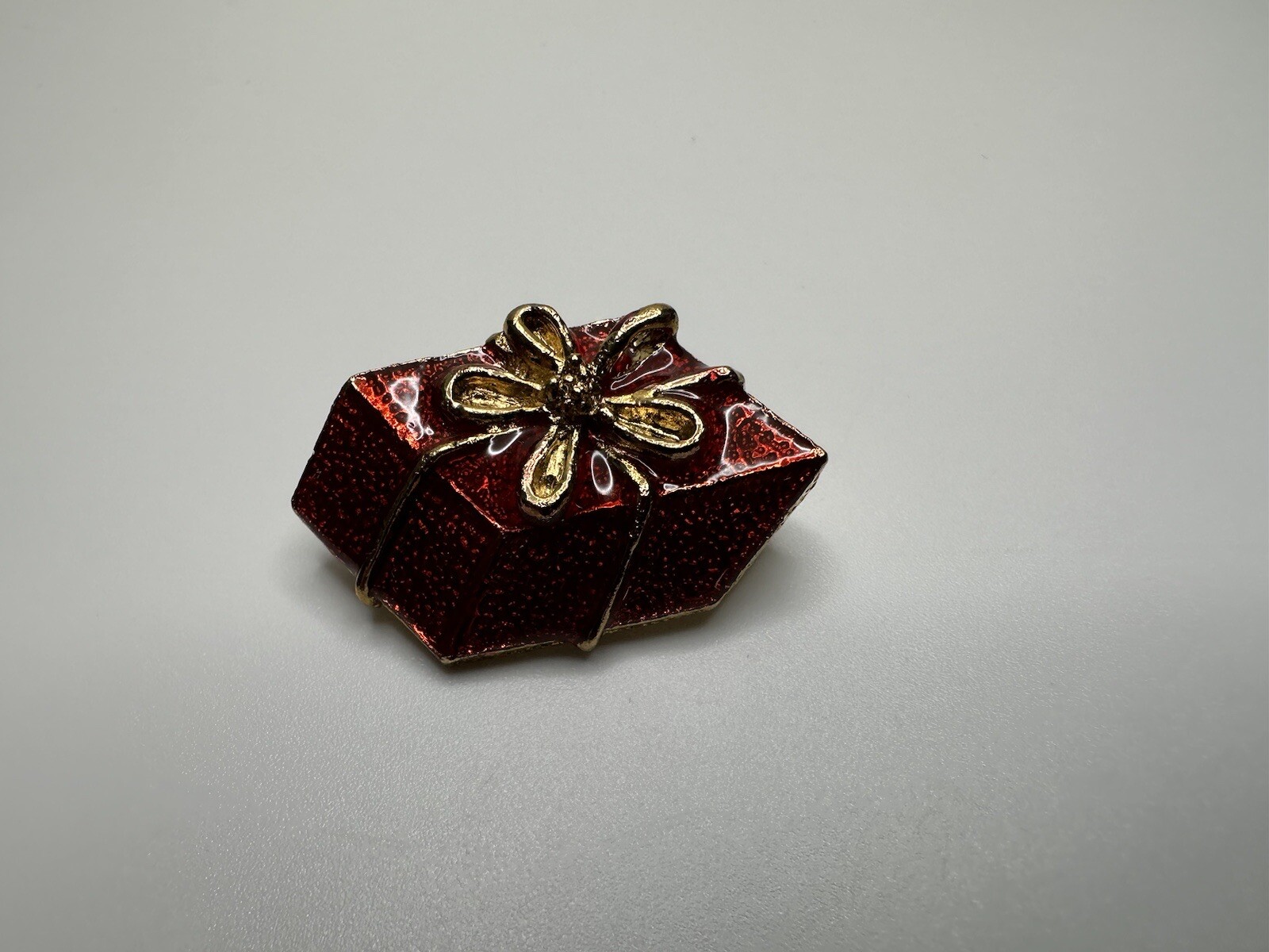Vintage Gold Red Enamel Present Brooch Pin 3.6cm JB17