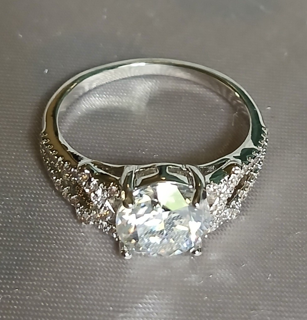 Real Moissanite Ring Certified 2.0CT. Gorgeous, Tested GRA Certificate Included